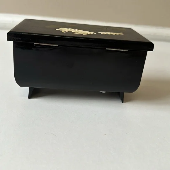 Black Japanese floral pattern lacquer musical jewelry box - Picture 5 of 10
